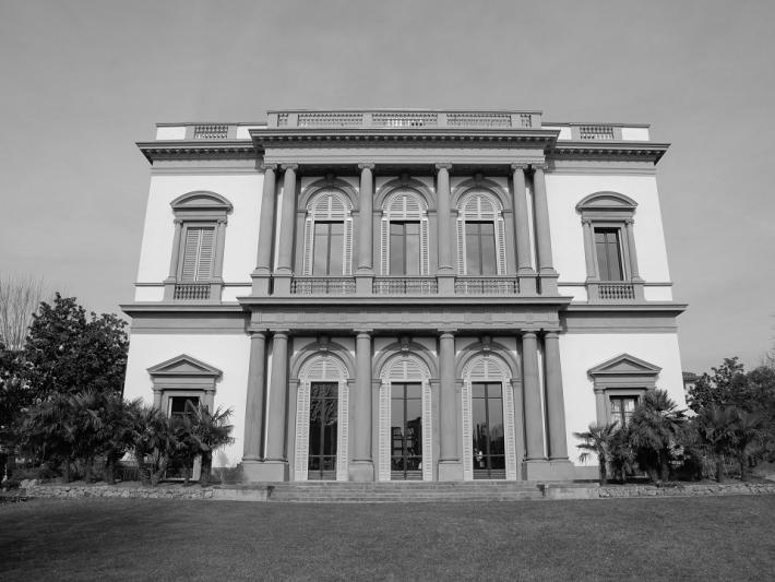 Photo en noir et blanc de la devanture de la Villa Favard - Polimoda.